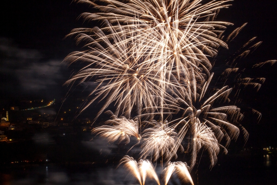 vuurwerk spektakel aan het caldonazzomeer